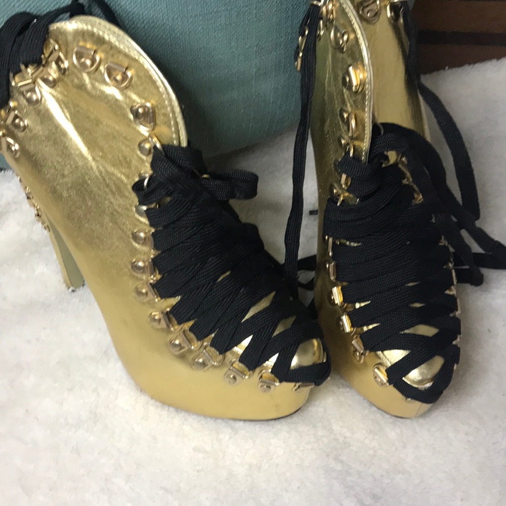 Gold pumps